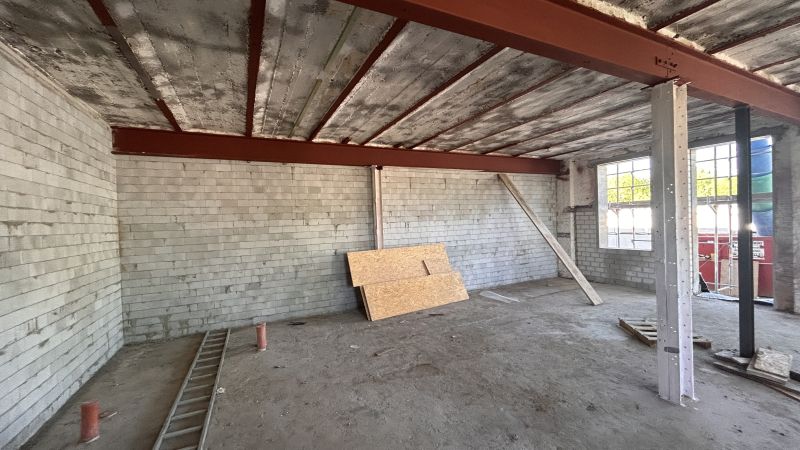 Auftragen der Brandschutzbeschichtung auf Stahlträger